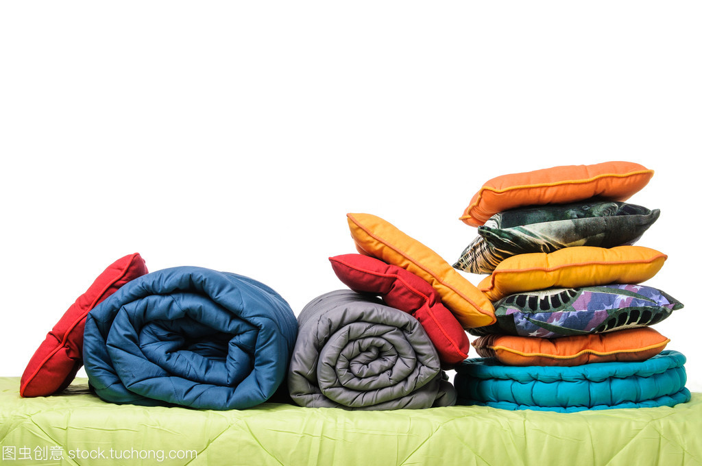 床上紡織品的溫馨搭配 枕頭與毯子的藝術